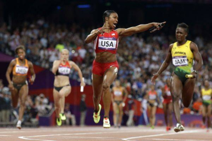 La atleta estadounidense Carmelita Jeter celebra el oro conseguido en la final de 4x100 metros relevos femeninos. Foto: AP