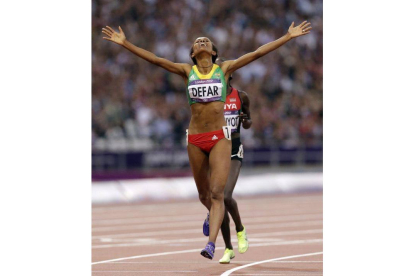 La atleta etíope Meseret Defar celebra la consecución del oro en la final de 5000 metros de relevos femeninos. Foto: AP