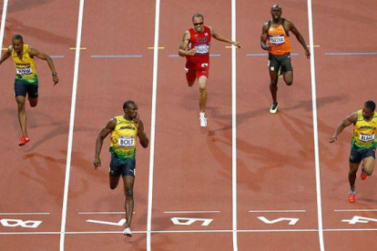 Usain Bolt celebra la victoria con su gesto habitual convirtiéndose en el primer atleta que gana los 100 y los 200 metros en dos Juegos Olímpicos consecutivos. Foto: DANIEL OCHOA DE OLZA | AP