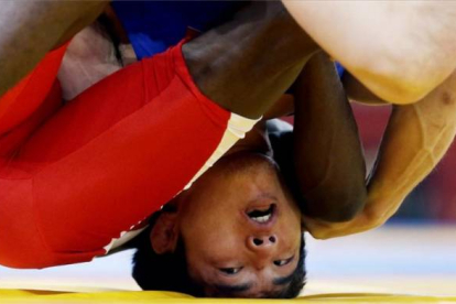 El norcoreano Yang Kyong Il atrapado por el luchador de Namibia Naatele Sem Shilimela en la categoría -55kg. Foto: AP | PAUL SANCYA