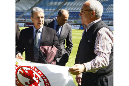 Los legendarios jugadores de la Cultural Francisco Villafañe, Julio Piñán y Mariano Arias Chamorro ‘Marianín’ con la bandera de la Cultural. RAMIRO