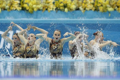 El equipo ruso de natación sincronizada, ganador de la medalla de oro. Foto: AP