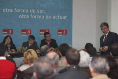 Durán, Fernández y López presiden la reunión mientras Jesús Esteban, alcalde de Bembibre, interviene