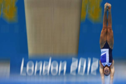 Secuencia de imágenes del salto de la británica Monique Gladding en las eliminatorias de clavados 10 metros. Foto: REUTERS