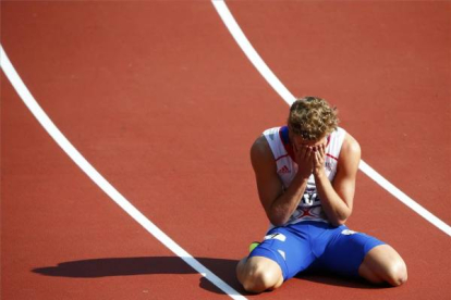 El francés Kevin Mayer se lamenta tras la carrera de 100m vallas. Foto: REUTERS
