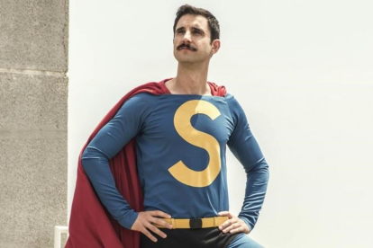 Dani Rovira, caracterizado como Superlópez.