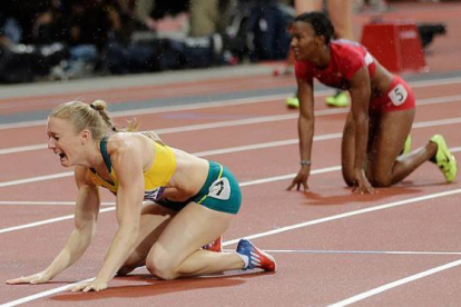 Sally Pearson, de Australia, llora después de haber conseguido el oro en los 100 metros. Foto: DAVID J. PHILLIP | AP