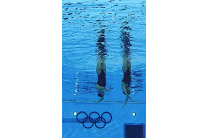 La pareja española de sincronizada Ona Carbonell y Andrea Fuentes, vistas bajo el agua durante el ejercicio que les valió la medalla de plata. Foto: MICHAEL DALDER | REUTERS