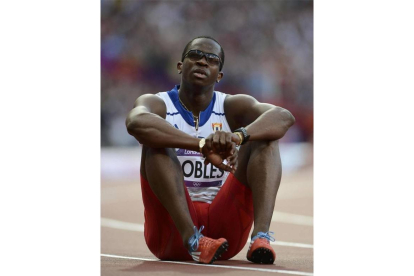 El atleta cubano Dayron Robles sentado tras su carrera de los 110m vallas. Foto: REUTERS