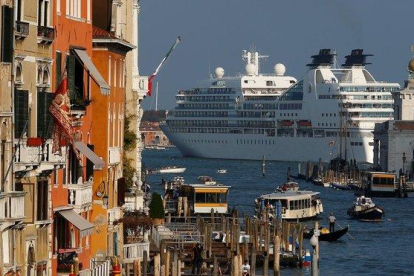 Un crucero navega junto a la ciudad de Venecia.
