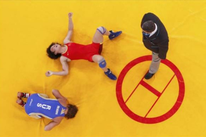 La china Ruixue Jing lucha contra la rusa Lubov Volosova en la modalidad de 48Kg de lucha Greco-Romana. Foto: REUTERS