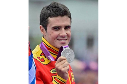 Javier Gómez Noya posa con la medalla de plata conquistada en triatlón. Foto: COE / NACHO CASARES