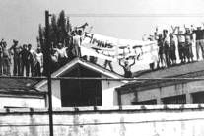 Los presos políticos amotinados en el tejado para exigir amnistía