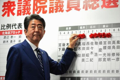 Shinzo Abe sigue los resultados de las legislativas, ayer, en la sede electoral de su partido en Tokio.