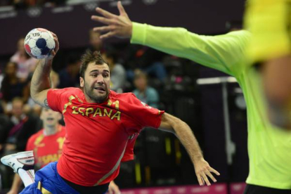 El español Joan Canellas en el momento de lanzar a portería durante un partido de balónmano. Foto: AFP