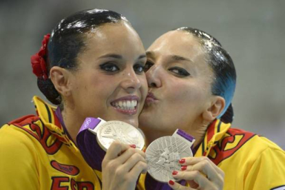 La pareja de nadadoras españolas, Andrea Fuentes y Ona Ballesteros, posan con la medalla de plata en natación sincronizada. Foto: AP
