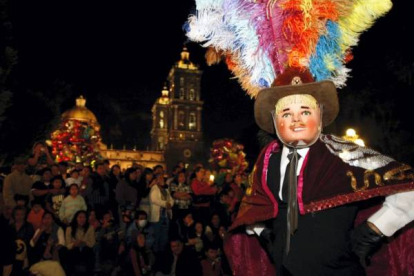 Un bailarín huehues durante el inicio de los carnavales en Puebla (México). Foto: EFE/Francisco Guasco