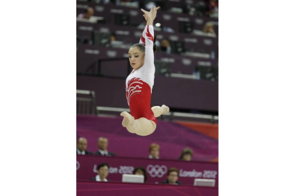 La gimnasta rusa Aliya Mustafina ejecuta un ejercicio. Foto: AP