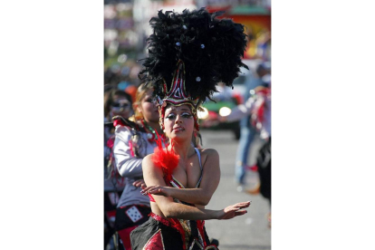 Una mujer celebra el carnaval en Ensenada (México). Foto: EFE/Alejandro Zepeda