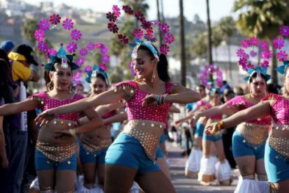 Bailarines participan en el primer desfile del Carnaval 