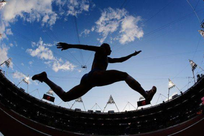 Imagen tomada desde abajo en el momento en que la rusa Tatyana Lebedeva participa en la final de triple salto. Foto: DAVID J. PHILLIP | AP