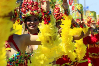Integrantes de una comparsa en el Carnaval de Barranquilla participan en la Batalla de Flores. Foto: EFE/RICARDO MALDONADO ROZO
