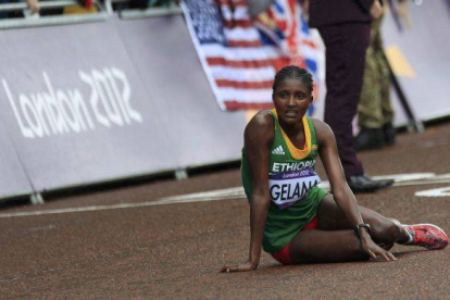 La etíope Tiki Gelana se desploma después de adjudicarse el oro olímpico en la maratón femenina. Foto: REUTERS