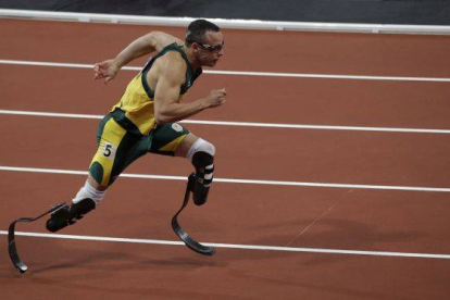 El surafricano Oscar Pistorius, la primera persona amputada que participa en unos Juegos, compite al comienzo de la semifinal de los 400 metros planos masculino en la que no consiguió clasificarse y terminó último de su serie. Foto: AP