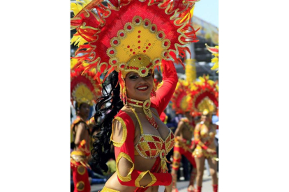 Integrantes de una comparsa participan en el Carnaval de Barranquilla. Foto: EFE/RICARDO MALDONADO ROZO