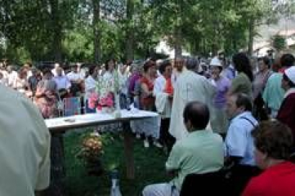La celebración de una misa de campaña fue uno de los actos preparados para los pensionistas