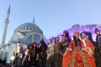 Un grupo de mascaritas desfila por el centro de Shkodra, Albania. Foto: EFE/ARMANDO BABANI