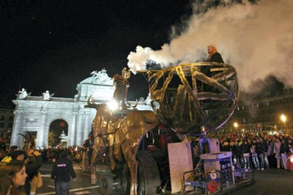 El carnaval de Madrid recreó este año seres mitológicos mitad hombre mitad bestia, inspirándose en los bestiarios medievales. En la imagen, la Puerta de Alcalá. Foto: EFE/Ballesteros