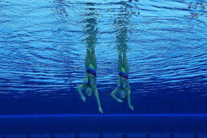 La pareja surcoreana, Park Hyunha y Park Hyunsun, bajo el agua mientras realizaban su ejercicio de natación sincronizada por parejas. Foto: MICHAEL DALDER | REUTERS