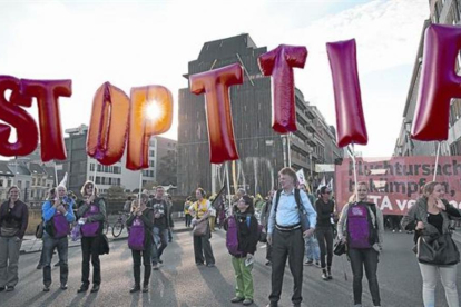 Manifestación contra los acuerdos comerciales internacionales y de inversión como el TTIP y el CETA, en Bruselas, el 20 de septiembre 2016.