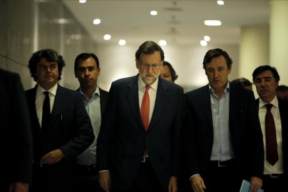 El presidente del Gobierno en funciones y líder del PP, Mariano Rajoy, acompañado de su equipo en la ronda negociadora.