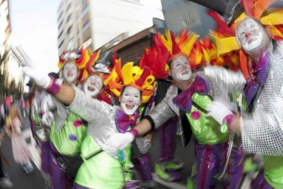 Gente disfrazada celebra el carnaval de Las Palmas de Gran Canaria. Foto: EFE/Ángel Medina G.