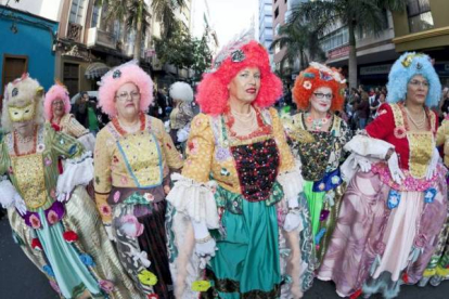 Miles de personas recorren las calles de Las Palmas de Gran Canaria formando parte de la Gran Cabalgata del carnaval. Foto: EFE/Ángel Medina G.