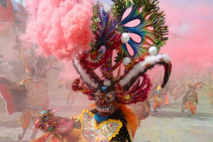 El Carnaval de Bolivia volvió a ser el escaparate en el que decenas de miles de danzarines lucieron la riqueza y el esplendor del folclore de ese país. Foto: EFE/Javier Mamani
