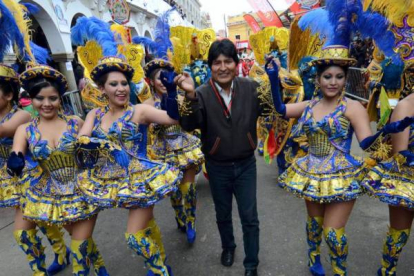 El presidente boliviano, Evo Morales, baila con jóvenes de la danza de la Morenada. Foto: EFE/Javier Mamani