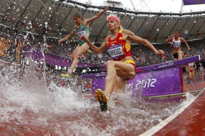 La atleta Marta Domínguez durante su concurso en 3000 metros obstáculos. Foto: REUTERS