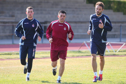 Luis Cembranos, en el centro, durante una sesión de entrenamiento junto a Diego Calzado, a la izquierda, y Joshua.