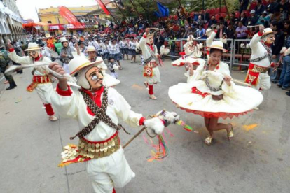Bolivianos participan con la danza de la 