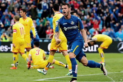 El delantero del Getafe Álvaro Vázquez celebra el gol marcado por el defensa Scepovic. S. BARRENECHEA