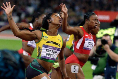 La ganadora jamaicana del oro en 100 metros femeninos, Shelly-Ann Fraser, cruza la línea de meta junto a la ganadora de la medalla de plata, Carmelita Jeter. Foto: REBECCA BLACKWELL | AP