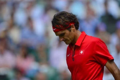 El tenista suizo Roger Federer cabizbajo durante el partido individual contra el británico Andy Murray. Foto: AFP