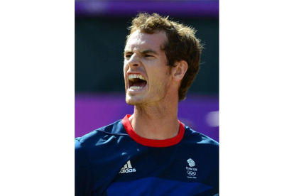 El tenista británico Andy Murray celebra el oro tras vencer al suizo Roger Federer. Foto: AFP