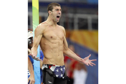 Phelps celebra el oro conseguido en 4x100 estilos. Su medalla número 22 y con la que se despide de la natación. Foto: AP