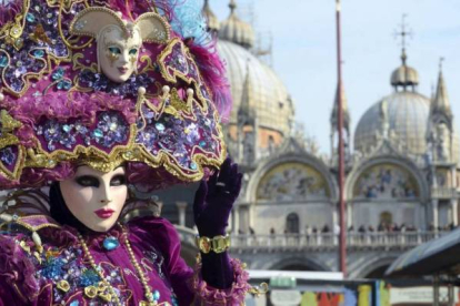 Las máscaras venecianas son el elemento más característico del carnaval. Foto: EFE/Andrea Merola
