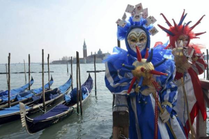 Gente disfrazada celebra el Carnaval de Venecia en la plaza San Marco, Italia. Foto: EFE/Andrea Merola