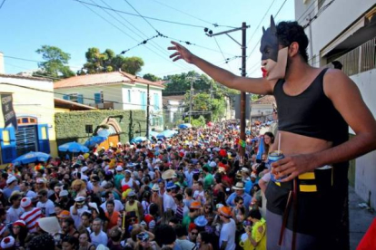Multitudinario desfile de carnaval en Río de Janeiro (Brasil). Foto: EFE/ Antonio Lacerda.